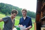 Regisseur Simon Keller (rechts) bespricht eine Szene mit dem französischen Schauspieler Antoine Peres, der die Rolle des Müllersburschen Andrusch spielt. (Bild: Michael Hug)
