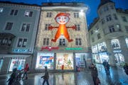 Der Hampelmann während dem Weihnachtsverkauf gehört seit langem zum Stadtbild von St.Gallen. (Bild: Urs Bucher)