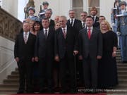 Posieren fürs Gruppenfoto: Tschechiens Präsident Milos Zeman (vorne Mitte) und Ministerpräsident Andrej Babis (vorne 2. v. l.) mit den übrigen Mitgliedern den neuen Kabinetts. (Bild: Keystone/EPA/MILAN KAMMERMAYER)