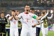 Captain Stefan Lichsteiner freut sich an der WM in Russland über den wichtigen 2:1-Sieg der Schweizer gegen Serbien (KEYSTONE/Laurent Gillieron)