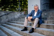 Pfarrer Markus Sahli vor der Lukaskirche. (Bild: Philipp Schmidli/Luzern, 26. April 2018)