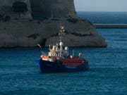 Die «Lifeline» bei der Einfahrt am Mittwochabend in einen Hafen vor Valletta. (Bild: Keystone/AP/JONATHAN BORG)
