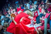Jubel bei einem Paar nach einem Tor der Schweizer Fussball-Nationalmannschaft. (Bild: Andrea Stalder)