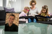 Martina zeigt ihren Mädchen im Fotoalbum Bilder ihres Papas. (Bild: Reto Martin)