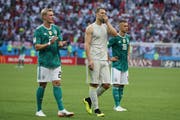 Enttäuschung bei Julian Brand, Manuel Neuer und Joshua Kimmich nach dem Spiel (Bild: Thanassis Stavrakis / AP)