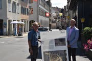 Stadtrat Peter Gubser und Stadtpräsident Andreas Balg präsentieren die neuen Infotafeln. Bild: Annina Flaig