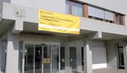 Die ehemalige Poststelle in Niederuzwil bietet mittlerweile einen eher tristen Anblick.(Bild: Philipp Stutz)