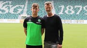 Nias Hefti mit St.Gallens Sportchef Alain Sutter. (Bild: pd)