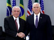 Nach einem Treffen mit dem Präsidenten Brasiliens, Michel Temer (links), am Dienstag hat US-Vizepräsident Mike Pence (rechts) erneut vor einer illegalen Einreise von Menschen in die USA gewarnt. (Bild: KEYSTONE/AP/ERALDO PERES)