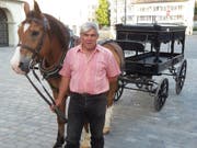 Anton Hugentobler mit Pferd «Lucky» und historischem Leichenwagen vor einer Probe zur Oper «Edgar» von Giacomo Puccini auf dem St. Galler Klosterplatz (Bild: Michael Nyffenegger/sda)