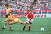 Spektakulärer Sieg gegen Rumänien an der WM 1994: In der magischen Nacht von Detroit lässt Alain Sutter einen rumänischen Verteidiger ins Leere laufen. (KEYSTONE/Str)