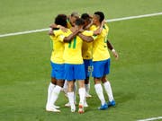 Brasilien feiert das 1:0 von Paulinho (Bild: KEYSTONE/AP/ANTONIO CALANNI)