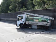 Der Lieferwagen schleuderte über mehrere Autobahnspuren, als sich sein linkes Hinterrad löste. (Bild: Kantonspolizei St. Gallen)