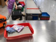 Ab kommenden Samstag dürfen auf Flügen von Europa in die USA nur noch geringe Mengen Pulver ins Handgepäck. (Bild: KEYSTONE/GAETAN BALLY)