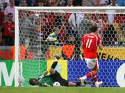 Wie ein B-Junior: Marco Streller schiesst den Ball beim WM-Achtelfinal in Deutschland direkt in die Hände des ukrainischen Torhüters. (EPA/Kochetkov/Köln, 26. Juni 2006)
