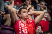 Ein Fan ist nach dem zweiten Tor von Costa Rica frustriert. (Bild: Andrea Stalder)