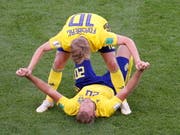 Emil Forsberg jubelt mit Ola Toivonen: Schweden ist im Achtelfinal (Bild: KEYSTONE/EPA/ROMAN PILIPEY)