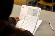 Deutschunterricht im Bundesasylzentrum Glaubenberg in Sarnen, am Donnerstag, 3. Dezember 2015. In der Bundesunterkunft sind zur Zeit 252 Asylsuchende untergebracht. (KEYSTONE/Alexandra Wey)