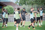 Neuer Trainer, neues Personal: Peter Zeidler mit Neuzugang Majeed Ashimeru (ganz links). Auch Kekuta Manneh (Zweiter von links) soll vor einer Vertragsunterzeichnung stehen. (Bild: Ralph Ribi)