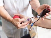 Blutspenden werden in der Schweiz ab Herbst neu auch auf Hepatitis E untersucht. (Bild: KEYSTONE/CHRISTIAN BEUTLER)