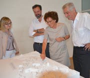 Anita Dähler, Rechtsanwältin und frühere Gemeindepräsidentin, Architekt Alain Roserens, Klinik-Chefärztin Annemarie Fleisch Marx und Gemeindepräsident Hansjörg Lang begutachten das Modell des Siegers aus dem Projektwettbewerb. (Bild: Margrith Pfister-Kübler)