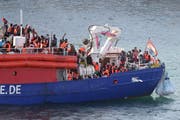 Das seit Tagen blockierte Rettungsschiff Lifeline mit über 200 Flüchtlingen durfte gestern in Malta anlegen. Bild: Domenic Aquilina/EPA (27. Juni 2018)