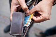 Eine Initiative fordert, dass der Lohn des Krienser Gemeinderates gedeckelt wird. (Bild: Keystone)