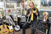 «JazzInfusion»-Bandleader Joachim Tillmanns spielt sich in seinem Musikkeller ein. (Bild: Christine Luley)