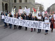 Ungewöhnliche Bilder im Januar und Februar: Journalistinnen und Journalisten der Schweizerischen Depeschenagentur SDA sowie Gewerkschaftsvertreter demonstrieren gegen den geplanten Stellenabbau. Jetzt ist der Konflikt mit einer Schlichtung beigelegt worden. (Bild: KEYSTONE/ANTHONY ANEX)