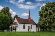 Die Schlachtkapelle Sempach wurde in ihren Grundzügen 1472/73 errichtet zur Erinnerung an die Schlacht bei Sempach vom 9. Juli 1386. (Bild: Boris Bürgisser, 18. Juni 2018)