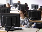 Bis in vier Jahren müssen alle Gymi-Schülerinnen und -schüler den Informatikunterricht besuchen. (Bild: Keystone/GAETAN BALLY)