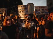 In den USA sind am Dienstag zahlreiche Menschen auf die Strasse gegangen, um ihren Unmut über den Entscheid des Obersten Gerichts der USA zum Einreisebann kundzutun. (Bild: KEYSTONE/FR170905 AP/ANDRES KUDACKI)
