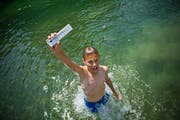 Das Quecksilber des Thermometers steigt in den nächsten Tagen kräftig nach oben. (Bild: Dominik Wunderli (Cham, 3. Juli 2015))