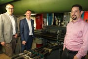 Besichtigen die völlig erneuerte Schockprüfanlage: Marc Cadisch, Christoph Girsberger und André Zahnd (von links). (Bild: Martin Sinzig)