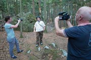Für die neue Kulturapp wurde in Seelisberg die Szene vom Hirtenjungen gefilmt. Von links: Simon Baumann, Produktionsassistent, Hirtenjunge Adrian Ziegler und Produktionsleiter Martin Weiss. (Bild: Christoph Näpflin)