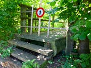 Kein Durchkommen: Die Holzbrücke des Rundwegs um den Sportpark Bergholz bleibt vorerst gesperrt. (Bild: Andrea Häusler)
