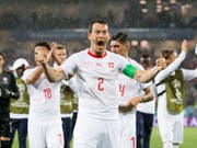Wollen im Anschluss an die Partie gegen Costa Rica über den dritten Achtelfinal-Einzug in Serie jubeln: die Schweiz und ihr Captain Stephan Lichtsteiner (Bild: KEYSTONE/LAURENT GILLIERON)