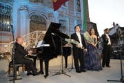 Auf der Rathausbühne: Pianist Daniel Moos sowie Ettore Kim (Bass), WenMeng Gu (Sopran) und Ramtin Ghazavi (Tenor). (Bild: Vroni Krucker)