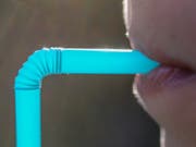In Neuenburg sollen Gastrobetriebe ab Anfang 2019 auf Einwegtrinkhalme aus Plastik verzichten. Sirups, Frappés und Cocktails werden künftig mit abwaschbaren oder kompostierbaren Röhrchen aus Stahl, Bambus oder Papier serviert. (Bild: Keystone/DPA-Zentralbild/PATRICK PLEUL)