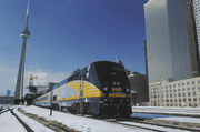 Ein Via-Rail-Zug verlässt den Hauptbahnhof Union Station in Toronto. Links der berühmte Fernsehturm, der 553 Meter hohe CN Tower. (Bild: PD)