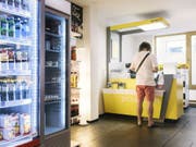 Post- und Zahlungsverkehrsstellen sollen in Zukunft innerhalb von 20 Minuten zu Fuss oder mit dem öffentlichen Verkehr erreichbar sein. (Bild: Keystone/CHRISTIAN BEUTLER)