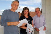 Die SP-Gemeinderäte Andreas Hebeisen, Fabienne Herzog und Dino Lioi informierten über ihr Anliegen. (Bild: Kurt Peter)