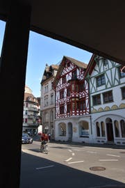 Im roten Riegelhaus an der Hauptstrasse 13 soll es bald einen Einkaufsladen geben. Bild: Annina Flaig