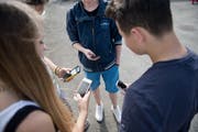 Neue Klassenchats sollen nicht mehr über Whatsapp geführt werden, empfiehlt der Kanton. Bild: Pius Amrein (2. September 2014)