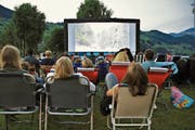An einem lauen Sommerabend gemütlich einen Film schauen – das geht im Strandbad Buochs-Ennetbürgen auch heuer wieder. (Archivbild: PD)