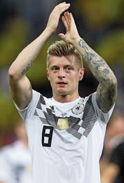 Toni Kroos feiert den Sieg gegen Schweden. (Bild: Thanassis Stavrakis/AP)