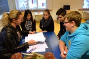 Franziska Stöckli arbeitet mit ihren Schützlingen in der Frauenfelder Time-out-Klasse. (Bild: Nana do Carmo, 12 Dezember 2013)