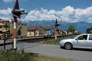 Die beiden Bahnübergänge von Räfis-Burgerau sind täglich mehr als 150 Mal geschlossen. Das verärgert Anwohner und Gewerbebetriebe. Eine Lösung des Problems rückt aber näher. (Bild: Heini Schwendener)