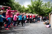 Mit Bewegung gegen Übergewicht: Kinder und Jugendliche bei «Luzern tanzt» vor dem Pavillon in Luzern.Bild: Manuela Jans-Koch ( 9. Mai 2015)
