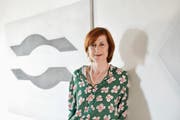 Im Haus zur Glocke: Kulturpreisträgerin Judit Villiger vor einer Arbeit von Sämi Scherrer. (Bild: Donato Caspari)